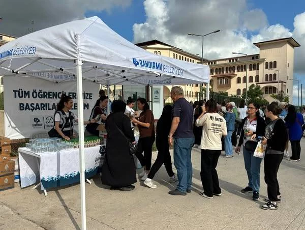 Sınav sabahı yalnız olmadıklarını hissetsinler diye, imalathanemizde hazırladığımız poğaçalarımızı okullarımızın kapısında öğrencilerimize ulaştırdık.