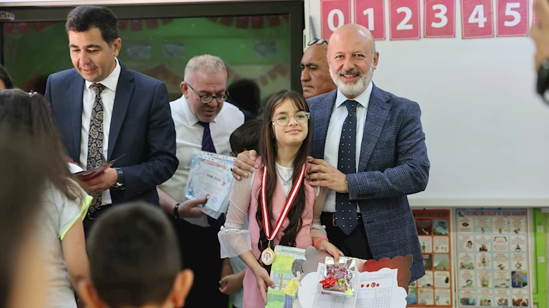 BAŞKAN ÇOLAKBAYRAKDAR, ÖĞRENCİLERİN KARNE SEVİNCİNE ORTAK OLDU