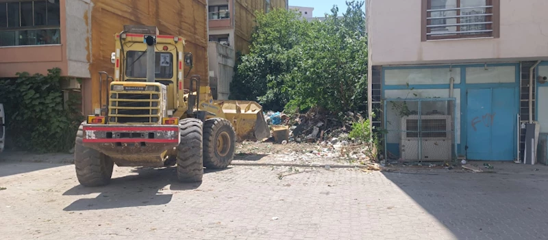 YUNUSEMRE’DE EVDEN 13 KAMYON ÇÖP ÇIKTI