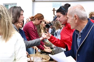 Çeşme Belediyesi’nden üreticiye 65 bin fide desteği