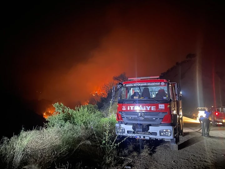 Denizli Büyükşehir İtfaiyesi İzmir ve Manisa’daki yangınlara müdahale ediyor