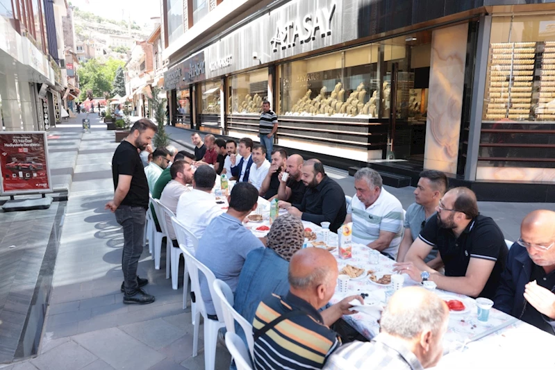 Başkan Arı, Çarşı Esnafıyla Kahvaltı Yaptı