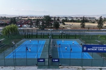BATIKENT TENİS KORTLARI’NDA  SPOR KEYFİ SÜRÜYOR