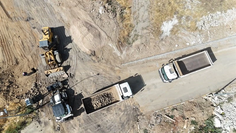 KARŞIYAKA MAHALLESİNDE YENİ İMAR YOLU ÇALIŞMASI