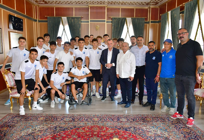 BAŞKAN BALABAN TÜRKİYE 4’LÜ FİNALLERİNE KALAN YUNUSEMRE BELEDİYESPOR U17 FUTBOL TAKIMI