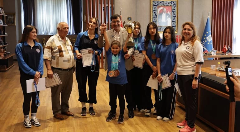 KÜTAHYA BELEDİYESPOR KICK BOKS ŞAMPİYONLARIMIZIN ZAFER SEVİNCİNİ PAYLAŞTIK