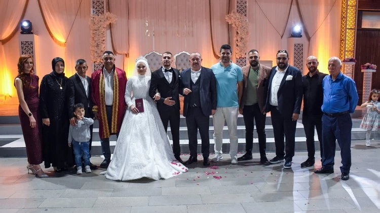 BAŞKANIMIZ, EDA OCAKLI VE EMRE ARSLAN’IN DÜĞÜN MERASİMLERİNDE NİKAH AKİTLERİNİ GERÇEKLEŞTİRDİ