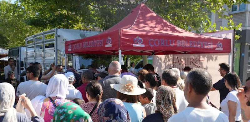 Başkan Sarıkurt, Vatandaşlara Aşure İkram Etti