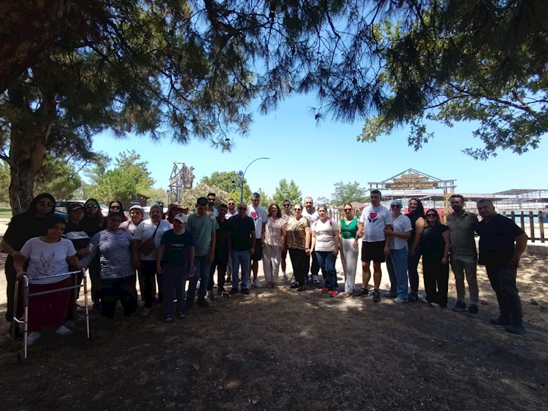 ÖZEL GEREKSİNİMLİ BİREYLER AT ÇİFTLİĞİNİ ZİYARET ETTİ