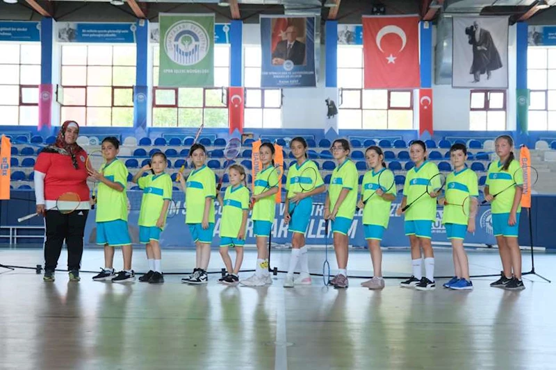 BADMİNTON OKULU’NDA MİNİKLER HEM ÖĞRENİYOR HEM EĞLENİYOR