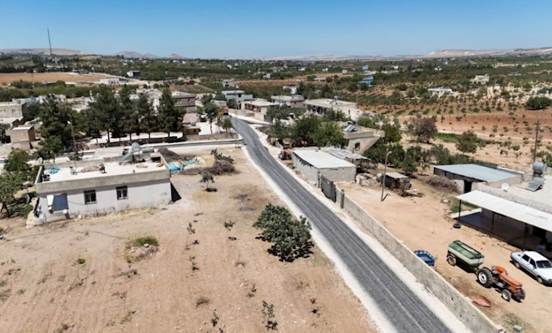 KARAKÖPRÜ KIRSALINDA KIŞ ÖNCESİ YOLLARDA SATHİ ASFALT SERİLİYOR