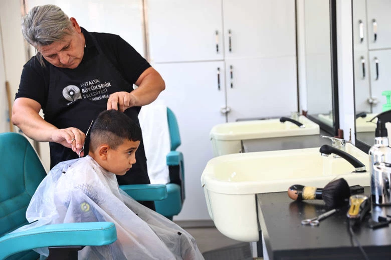 Mobil kuaför tırı Antalya’nın yaylalarında