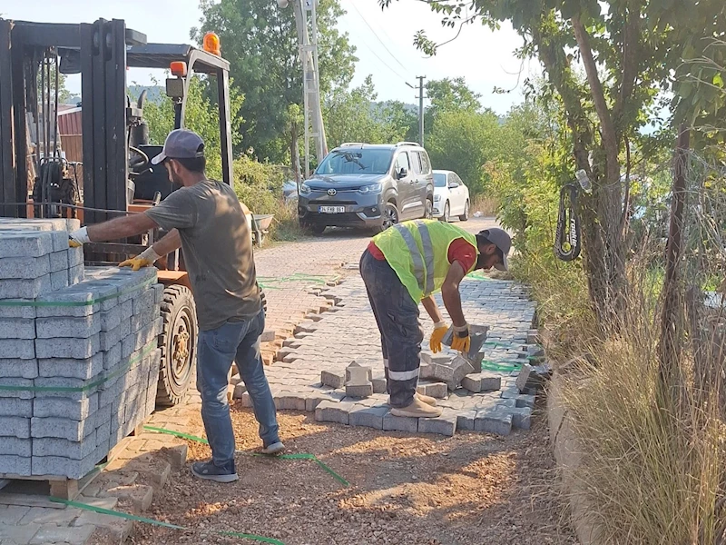 İZMİT BELEDİYESİ, 5 AYRI MAHALLEDE PARKE VE KALDIRIMLARI YENİLEDİ