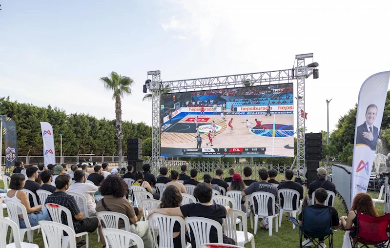 Mersin’de Büyükşehir’le Milli Maç Coşkusu
