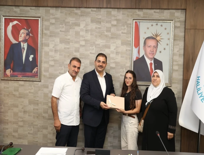 BAŞKAN CANPOLAT, DERECEYE GİREN ÖĞRENCİLERİ ÖDÜLLENDİRDİ