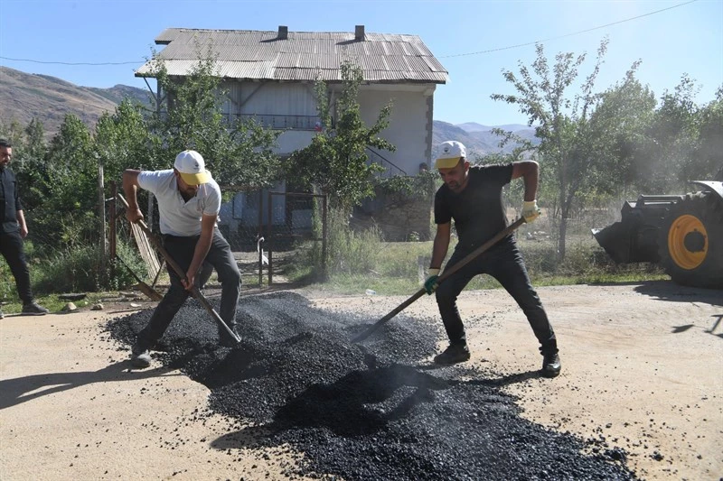 FEN İŞLERİ EKİPLERİ MAHALLE MAHALLE ÇALIŞIYOR