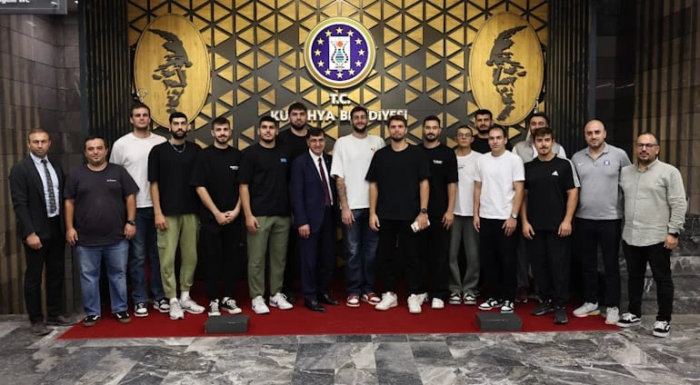 BELEDİYE BAŞKANIMIZ EYÜP KAHVECİ BASKETBOLCULARIMIZI MAKAMINDA AĞIRLADI