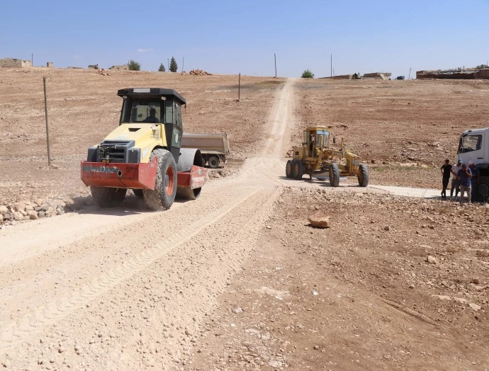 HALİLİYE’DE KIRSALDA HİZMET DEVAM EDİYOR: TOPRAKLI MAHALLESİ’NDE YOL ÇALIŞMALARI