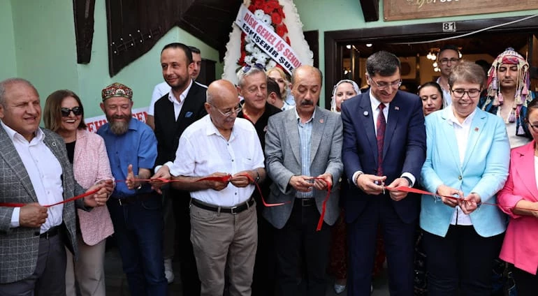 YÜKSEK KAHVE VE DOSTLAR KONAĞI ASLINA UYGUN ŞEKİLDE YENİDEN HAYATA GEÇTİ