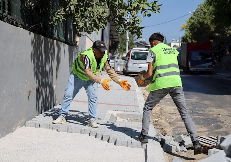 TOROSLAR’DA YOL VE KALDIRIM ÇALIŞMALARI SÜRÜYOR