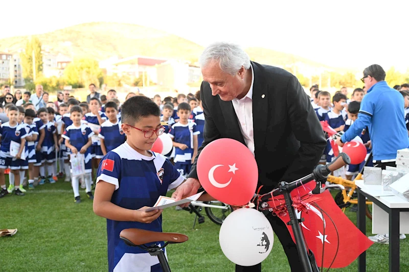 -BAŞKAN BAKKALCIOĞLU FUTBOL OKULU SERTİFİKA TÖRENİNE KATILDI