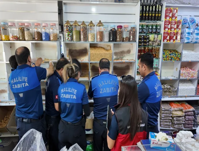 HALİLİYE’DE SAĞLIKSIZ GIDALARA GEÇİT YOK: 98 KİLO KURUYEMİŞ VE 1.984 ÜRÜNE EL KONULDU