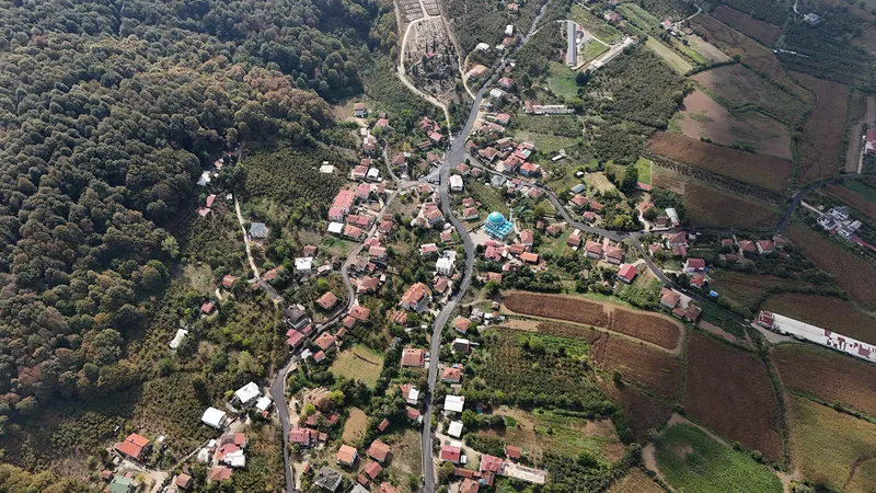 Akyazı’da binlerce kişiyi ilgilendiren asfalt hamlesi: Tablo gibi işlenen yolları sevinçle karşıladılar