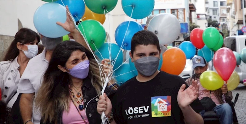 LÖSEMİYİ YENDİ, YÜZLERCE BALONLA KARŞILANDI